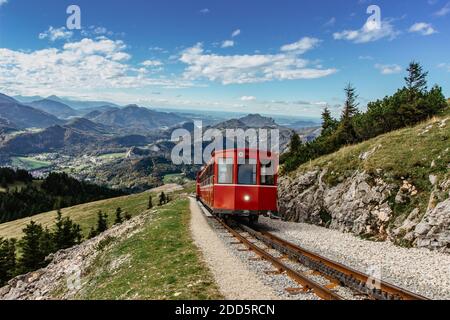 SCHAFBERGBAHN Zahnradbahn von St. Wolfgang auf den Schafberg, Österreich.Fahrt auf die Spitze der Alpen durch üppige Felder und grüne Wälder Stockfoto