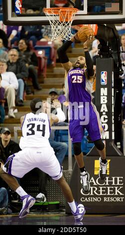 KEIN FILM, KEIN VIDEO, KEIN Fernsehen, KEINE DOKUMENTATION - der Schusswächter von Phoenix Suns Vince Carter (25) dreht in der ersten Hälfte des NBA-Basketballmatches Sacramento Kings gegen Phoenix Sun in der Arco Arena in Sacramento, CA, USA, am 2. Januar 2011 über das Sacramento Kings Center Jason Thompson (34). Foto Paul Kitagaki Jr./Sacramento Bee/MCT/ABACAPRESS.COM Stockfoto