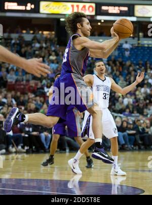 KEIN FILM, KEIN VIDEO, KEIN Fernsehen, KEINE DOKUMENTATION - der Wächter von Phoenix Suns Point Steve Nash (13) geht während des NBA-Basketballmatches Sacramento Kings gegen Phoenix Sun in der Arco Arena in Sacramento, CA, USA, am 2. Januar 2011 an einen Teamkollegen in der zweiten Hälfte. Foto Paul Kitagaki Jr./Sacramento Bee/MCT/ABACAPRESS.COM Stockfoto