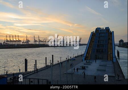 Hamburg, Deutschland: Hafenlandschaft bei Dämmerung. Blick auf das Bürogebäude 'Dockland' im Bezirk Altona Stockfoto