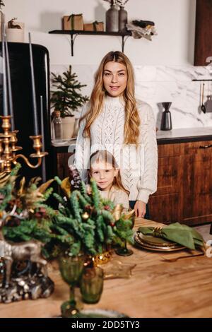 Glückliche Familie in der Küche helfen, Weihnachtsessen zusammen vorzubereiten Stockfoto