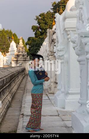 Junge Frau für Staffelung Foto bei Kuthodaw Pagode, Mandalay, Myanmar (Birma), Asien im Februar posing Stockfoto