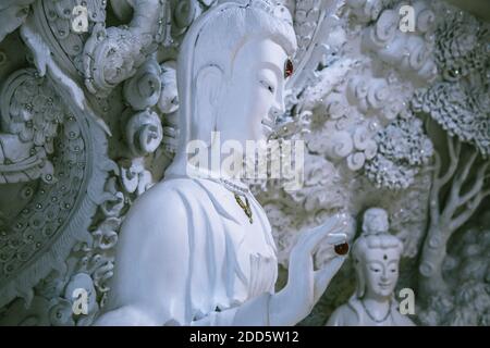 Wat Huay Pla Kang, weißer großer buddha und Drachen in Chiang Rai, Provinz Chiang Mai, Thailand Stockfoto