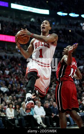 KEIN FILM, KEIN VIDEO, KEIN TV, KEINE DOKUMENTATION - Chicago Bulls Point Guard Derrick Rose (1) fliegt von Miami Heat Point Guard Mario Chalmers (15) auf dem Weg zu einem Zwischenstopp in der ersten Hälfte während des NBA-Match-Basketballspiels, Miami Heat vs Chicago Bulls im United Center in Chicago, IL, USA am 15. Januar 2011. Foto von Chris Sweda/Chicago Tribune/MCT/ABACAPRESS.COM Stockfoto