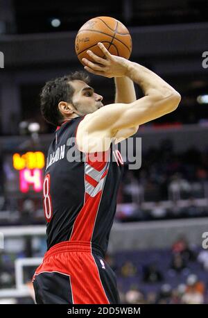 KEIN FILM, KEIN VIDEO, KEIN Fernsehen, KEINE DOKUMENTATION - Toronto Raptors Point guard Jose Calderon (8) dreht während eines NBA-Basketballspiels, Toronto Raptors gegen Washington Wizards am 15. Januar 2011 im Verizon Center in Washington, D.C., USA. Foto von Harry E. Walker/MCT/ABACAPRESS.COM Stockfoto