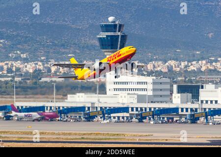 Athen, Griechenland - 22. September 2020: DHL European Air Transport Airbus A300-600F Flugzeug Athen Flughafen in Griechenland. Airbus ist ein europäisches Flugzeugmanu Stockfoto