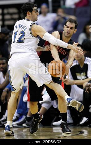 KEIN FILM, KEIN VIDEO, KEIN Fernsehen, KEINE DOKUMENTATION - Toronto Raptors Point Guard Jose Calderon (8) spielt den Ball, während er von Washington Wizards Guard Kirk Hinrich (12) während eines NBA-Basketballspiels verteidigt wird, Toronto Raptors gegen Washington Wizards im Verizon Center in Washington, D.C., USA am 15. Januar, 2011. Foto von Harry E. Walker/MCT/ABACAPRESS.COM Stockfoto