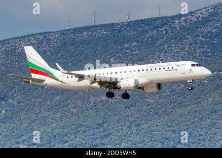 Athen, Griechenland - 22. September 2020: Bulgaria Air Embraer 190 Flugzeug Athen Flughafen in Griechenland. Stockfoto