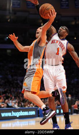 KEIN FILM, KEIN VIDEO, KEIN Fernsehen, KEINE DOKUMENTATION - der Wächter von Phoenix Suns Point Steve Nash (13) fährt in den Korb gegen das New York Knicks Center Amar'e Stoudemire (1) in der zweiten Hälfte während eines NBA-Spiels, Phoenix Suns gegen New York Knicks im Madison Square Garden in New York, NY, USA am 17. Januar 2011. Die Sonnen besiegten die Knicks 129-121. Foto von Christopher Pasatieri/Newsday/MCT/ABACAPRESS.COM Stockfoto