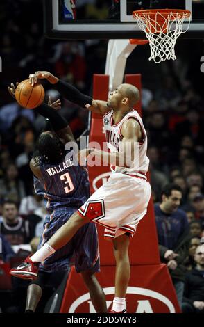 KEIN FILM, KEIN VIDEO, KEIN TV, KEINE DOKUMENTATION - Chicago Bulls Forward Taj Gibson (22) blockiert die Aufnahme von Charlotte Bobcats Forward Gerald Wallace (3) in der ersten Hälfte während eines NBA-Basketballspiels, Charlotte Bobcats gegen Chicago Bulls im United Center in Chicago, IL, USA am 18. Januar, 2011. Foto von Chris Sweda/Chicago Tribune/MCT/ABACAPRESS.COM Stockfoto