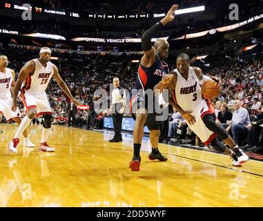 KEIN FILM, KEIN VIDEO, KEIN TV, KEINE DOKUMENTATION - Dwyane Wade von der Miami Heat fährt in den Korb gegen Atlanta Hawks Damien Wilkins in der ersten Hälfte während eines NBA-Basketballspiels heizt Tlanta Hawks gegen Miami am 18. Januar 2011 in der AmericanAirlines Arena in Miami, FL, USA. Foto von Hector Gabino/El Nuevo Herald/MCT/ABACAPRESS.COM Stockfoto