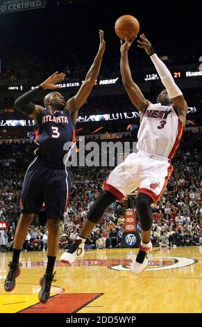 KEIN FILM, KEIN VIDEO, KEIN Fernsehen, KEINE DOKUMENTATION - Dwyane Wade von der Miami Heat schießt einen Korb gegen die Atlanta Hawks in der ersten Hälfte während eines NBA-Basketballspiels, tlanta Hawks gegen Miami heizt am 18. Januar 2011 in der AmericanAirlines Arena in Miami, FL, USA. Foto von Hector Gabino/El Nuevo Herald/MCT/ABACAPRESS.COM Stockfoto