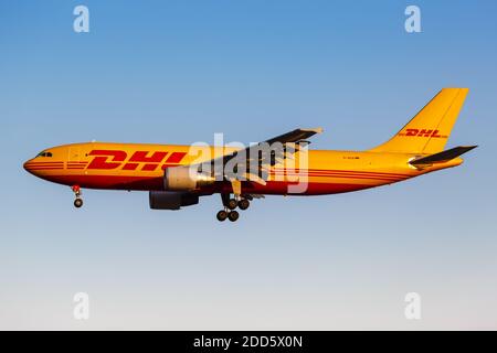 Athen, Griechenland - 21. September 2020: DHL European Air Transport Airbus A300-600F Flugzeug Athen Flughafen in Griechenland. Airbus ist ein europäisches Flugzeugmanu Stockfoto