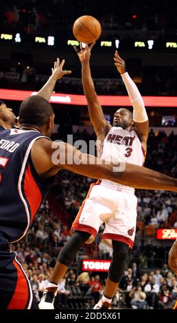 KEIN FILM, KEIN VIDEO, KEIN Fernsehen, KEINE DOKUMENTATION - Dwyane Wade von der Miami Heat schießt einen Korb gegen die Atlanta Hawks während eines NBA-Basketballspiels heizt Atlanta Hawks gegen Miami am 18. Januar 2011 in der AmericanAirlines Arena in Miami, FL, USA. Foto von Hector Gabino/El Nuevo Herald/MCT/ABACAPRESS.COM Stockfoto