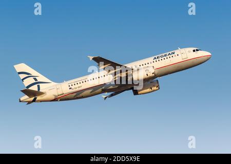 Athen, Griechenland - 23. September 2020: Aegean Airlines Airbus A320 Flugzeug Athen Flughafen in Griechenland. Airbus ist ein europäischer Flugzeughersteller mit Sitz in i Stockfoto