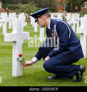 Brigadier General Jefferson J. O’Donnell stellt eine Rose an den Grabstein eines Verletzten aus seinem Heimatstaat Stockfoto