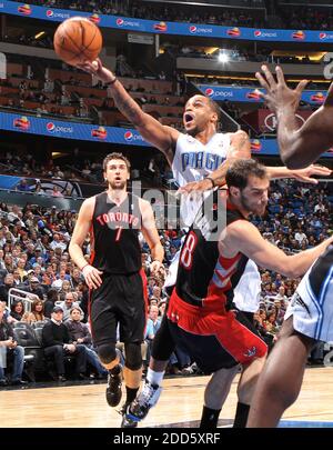 KEIN FILM, KEIN VIDEO, KEIN TV, KEIN DOKUMENTARFILM - Orlando Magic Guard Jameer Nelson (14) läuft über Toronto Raptors Guard Jose Calderon (8) in der Farbe während der ersten Hälfte in der Amway Arena in Orlando, FL, USA am 21. Januar 2011. Die Magie besiegte die Raptors, 112-72. Foto von Gary W. Green/Orlando Sentinel/MCT/ABACAPRESS.COM Stockfoto