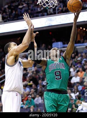 KEIN FILM, KEIN VIDEO, KEIN Fernsehen, KEINE DOKUMENTATION - Boston Celtics Point Guard Rajon Rondo (9) Partituren auf Washington Wizards Center JaVale McGee (34) während eines NBA-Basketballspiels spielten Boston Celtics gegen Washingotn Wizards am 22. Januar 2011 im Verizon Center in Washington, D.C., USA. Foto von Harry E. Walker/MCT/ABACAPRESS.COM Stockfoto