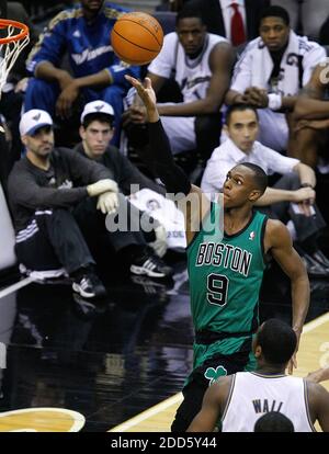 KEIN FILM, KEIN VIDEO, KEIN Fernsehen, KEINE DOKUMENTATION - Boston Celtics Point Guard Rajon Rondo (9) punktet über Washington Wizards Point Guard John Wall (2) während eines NBA-Basketballspiels spielten Boston Celtics gegen Washingotn Wizards am 22. Januar 2011 im Verizon Center in Washington, D.C., USA. Foto von Harry E. Walker/MCT/ABACAPRESS.COM Stockfoto