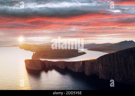 Unglaubliche panoramical Ansicht des Sorvagsvatn Sees auf Klippen von Vagar Insel in Sonnenuntergangszeit, Färöer Inseln, Dänemark. Landschaftsfotografie Stockfoto
