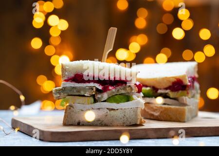 Übrig gebliebenes Weihnachts-Sandwich mit pute, Füllung und Cranberry-Sauce Stockfoto