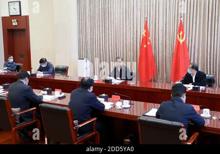 (201124) -- PEKING, 24. November 2020 (Xinhua) -- Zhao Leji, Mitglied des Ständigen Ausschusses des Politbüros des Zentralkomitees der Kommunistischen Partei Chinas (KPCh) und Sekretär der Zentralkommission für Disziplinkontrolle (CCDI) der KPC, führt am 24. November 2020 eine Gruppenstudie durch. Die Sitzung fand am Dienstag vom Ständigen Ausschuss der CCDI der CPC statt, um den Geist der Zentralkonferenz der vergangenen Woche über die Arbeit im Zusammenhang mit der allgemeinen gesetzesbasierten Governance zu untersuchen, sowie eine Rede von Xi Jinping, Generalsekretär des Zentralkomitees der CPC, Bei der Konferenz. (X Stockfoto