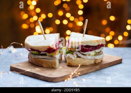 Übrig gebliebenes Weihnachts-Sandwich mit pute, Füllung und Cranberry-Sauce Stockfoto