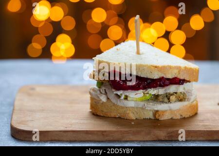 Übrig gebliebenes Weihnachts-Sandwich mit pute, Füllung und Cranberry-Sauce Stockfoto