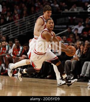 KEIN FILM, KEIN VIDEO, KEIN TV, KEINE DOKUMENTATION - Chicago Bulls Point Guard Derrick Rose (1) und Chicago Bulls Shooting Guard Kyle Korver (26) laufen mit dem Ball im zweiten Viertel während eines NBA-Basketballspiels, Milwaukee Bucks gegen Chicago Bulls im United Center in Chicago, IL, USA am 24. Januar 2011. Foto von Nuccio DiNuzzo/Chicago Tribune/MCT/ABACAPRESS.COM Stockfoto