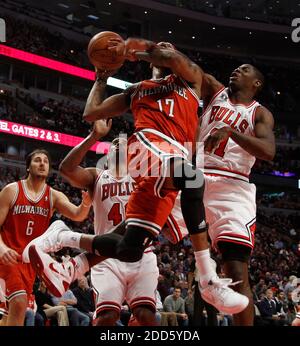KEIN FILM, KEIN VIDEO, KEIN Fernsehen, KEINE DOKUMENTATION - Milwaukee Bucks kleiner Stürmer Chris Douglas-Roberts (17) wird von Chicago Bulls Shooting Guard Ronnie Brewer (11) im dritten Viertel während eines NBA-Basketballspiels, Milwaukee Bucks gegen Chicago Bulls im United Center in Chicago, IL, gefuellt USA am 24. Januar 2011. Foto von Nuccio DiNuzzo/Chicago Tribune/MCT/ABACAPRESS.COM Stockfoto