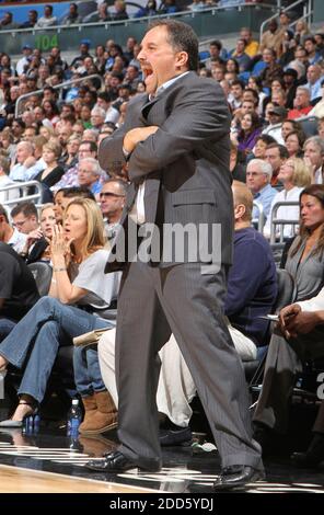KEIN FILM, KEIN VIDEO, KEIN TV, KEINE DOKUMENTATION - Orlando Cheftrainer Stan Van Gundy schreit vom Seitenstreifen während des NBA Basketball Spiels, Detroit Pistons gegen Orlando Magic in Orlando, FL, USA am 24. Januar 2011. Detroit Pistons gewann 103-96. Foto von Gary W. Green/Orlando Sentinel/MCT/ABACAPRESS.COM Stockfoto