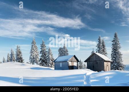 Fantastische Winterlandschaft mit Holz- Haus in Snowy Mountains. Weihnachten Konzept Stockfoto