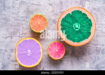Frische Scheiben von verschiedenen Zitrusfrüchten - Orangenfrucht, Limette, Zitrone und Grapefruit getönte in trendigen Farben von 2021 Jahr. Flach liegend. Stockfoto