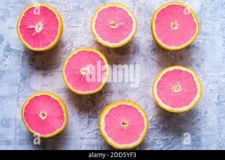 Frische Scheiben von verschiedenen Zitrusfrüchten - Orangenfrucht, Limette, Zitrone und Grapefruit getönte in trendigen Farbe von 2021 Jahr. Flach liegend. Stockfoto