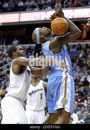 KEIN FILM, KEIN VIDEO, KEIN Fernsehen, KEINE DOKUMENTATION - Denver Nuggets Power Forward Al Harrington (7) wird von Washington Wizards Guardforward Cartier Martin (20) während des NBA Basketball-Spiels, Denver Nuggets gegen Washington Wizards im Verizon Center in Washington, DC, USA am 25. Januar 2011, fouliert. Denver besiegte Washington 120-109. Foto von Harry E. Walker/MCT/ABACAPRESS.COM Stockfoto