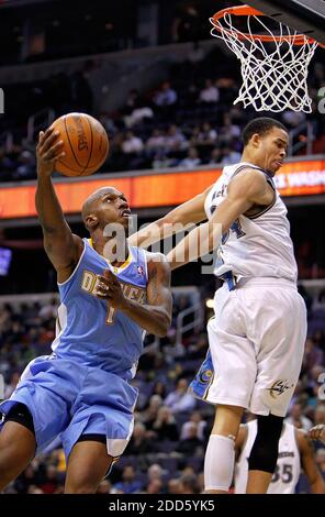 KEIN FILM, KEIN VIDEO, KEIN Fernsehen, KEINE DOKUMENTATION - Denver Nuggets Point Guard Chauncey Billings (1) fährt am Washington Wizards Center JaVale McGee (34) vorbei, um während des NBA Basketball Spiels einen Score zu erzielen, Denver Nuggets gegen Washington Wizards im Verizon Center in Washington, DC, USA am 25. Januar 2011. Denver besiegte Washington 120-109. Foto von Harry E. Walker/MCT/ABACAPRESS.COM Stockfoto