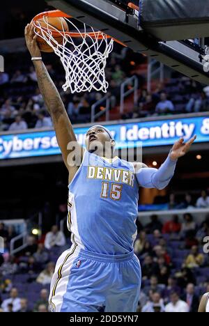 KEIN FILM, KEIN VIDEO, KEIN Fernsehen, KEINE DOKUMENTATION - Denver Nuggets kleiner Stürmer Carmelo Anthony (15) punktet während des NBA-Basketballmatches, Denver Nuggets gegen Washington Wizards im Verizon Center in Washington, DC, USA am 25. Januar 2011. Denver besiegte Washington 120-109. Foto von Harry E. Walker/MCT/ABACAPRESS.COM Stockfoto