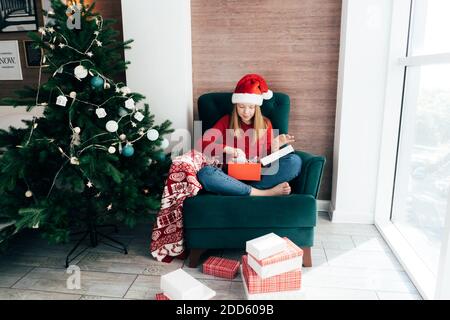 Mädchen öffnet weihnachtsgeschenke Stockfoto