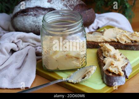 Brunost Käse mit schwarzem Brot und Oliven Stockfoto