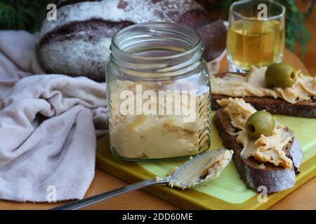 Brunost Käse mit schwarzem Brot und Oliven Stockfoto