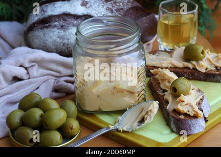 Brunost Käse mit schwarzem Brot und Oliven Stockfoto