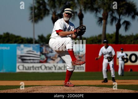 KEIN FILM, KEIN VIDEO, KEIN TV, KEIN DOKUMENTARFILM - der ehemalige Boston Red Sox Pitcher Bill Lee liefert einen Pitch während des 23. Joe DiMaggio Baseball Legends Spiels im Fort Lauderdale Stadium in Fort Landerdale, Florida, USA am 29. Januar 2011. Foto von Michael Laughlin/Sun Sentinel/MCT/ABACAPRESS.COM Stockfoto