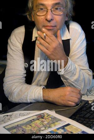 KEIN FILM, KEIN VIDEO, KEIN Fernsehen, KEIN DOKUMENTARFILM - EIN Aktenbild vom 19. September 2004 in Philadelphia, PA, USA, von Art Spiegelman, Autor des Pulitzer-Preis-prämierten Holocaust-Comicbuches Maus, hat ein neues Buch, "Im Schatten der No Towers", das seine Reaktionen auf die Angriffe vom 11. September auf seine Nachbarschaft in Lower Manhattan dokumentiert. DER US-Comiczeichner Art Spiegelman gewann den Hauptpreis für sein Handwerk beim französischen Comicfestival Angouleme, wie der Veranstalter am 30. Januar 2011 bei einer Zeremonie mitteilte. Foto von Peter Tobia/Philadelphia Inquier/MCT/ABACAPRESS.COM Stockfoto