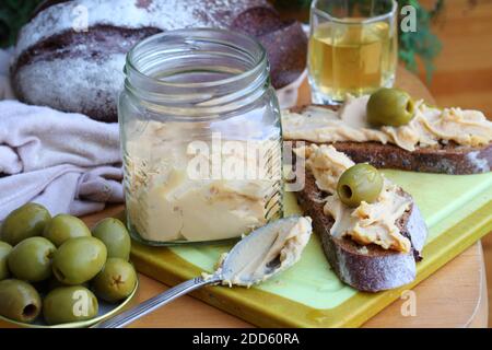 Brunost Käse mit schwarzem Brot und Oliven Stockfoto