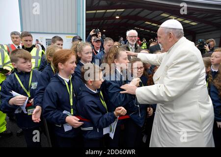 Papst Franziskus kommt vor seinem Besuch in der Erscheinungskapelle am Knock-Schrein in Irland am 26. August 2018 nach Knock. Papst Franziskus ist zum ersten Papstbesuch in Irland seit fast vier Jahrzehnten gekommen. Franziskus ist angeblich in Irland, um am Weltfamilientreffen (WMOF) teilzunehmen - einem großen globalen kirchlichen Ereignis, das sich auf die Förderung von Familienwerten konzentriert. Foto von ABACAPRESS.COM Stockfoto