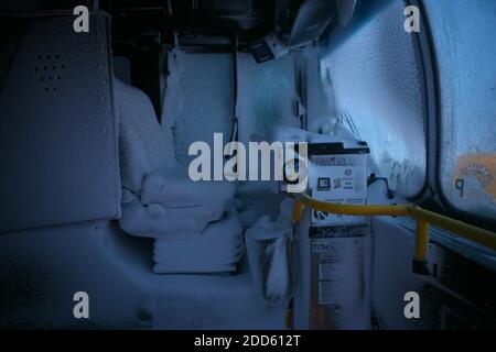 KEIN FILM, KEIN VIDEO, KEIN Fernsehen, KEIN DOKUMENTARFILM - ein verlassener Bus sitzt am North Bound Lake Shore Drive in Chicago, Illinois, Mittwoch, 2. Februar 2011. Es gab 20.2 Zoll Schnee an beiden O'Hare International und Midway Flughäfen heute Morgen, so dass der Groundhog Day Sturm der drittgrößte in der Geschichte von Chicago, nach dem Wetterdienst. Foto von E. Jason Wambsgans/Chicago Tribune/MCT/ABACAPRESS.COM Stockfoto