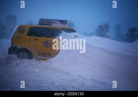 KEIN FILM, KEIN VIDEO, KEIN Fernsehen, KEIN DOKUMENTARFILM - ein verlassenes Taxi sitzt am North Lake Shore Drive in Chicago, Illinois, Mittwoch, 2. Februar 2011. Es gab 20.2 Zoll Schnee an beiden O'Hare International und Midway Flughäfen heute Morgen, so dass der Groundhog Day Sturm der drittgrößte in der Geschichte von Chicago, nach dem Wetterdienst. Foto von E. Jason Wambsgans/Chicago Tribune/MCT/ABACAPRESS.COM Stockfoto