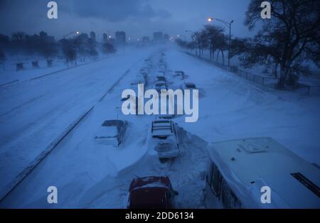 KEIN FILM, KEIN VIDEO, KEIN Fernsehen, KEINE DOKUMENTATION - verlassene Fahrzeuge sitzen am North Bound Lake Shore Drive in Chicago, Illinois, Mittwoch, 2. Februar 2011. Es gab 20.2 Zoll Schnee an beiden O'Hare International und Midway Flughäfen heute Morgen, so dass der Groundhog Day Sturm der drittgrößte in der Geschichte von Chicago, nach dem Wetterdienst. Foto von E. Jason Wambsgans/Chicago Tribune/MCT/ABACAPRESS.COM Stockfoto
