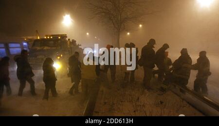 KEIN FILM, KEIN VIDEO, KEIN TV, KEINE DOKUMENTATION - Stranded Pendler stecken auf Lake Shore Drive in CTA Busse werden von CTA-Mitarbeiter und Chicago Feuerwehrleute in südwärts in einen Rettungsbus im Schnee gegen 11 Uhr am Dienstag, 1. Februar 2011 in Chicago, Illinois evakuiert. Es gab 20.2 Zoll Schnee an beiden O'Hare International und Midway Flughäfen Mittwoch Morgen, so dass der Groundhog Day Sturm der drittgrößte in der Geschichte von Chicago, nach dem Wetterdienst. Foto von Brian Cassella/Chicago Tribune/MCT/ABACAPRESS.COM Stockfoto