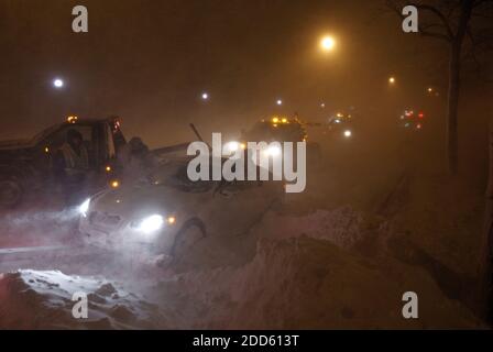 KEIN FILM, KEIN VIDEO, KEIN Fernsehen, KEINE DOKUMENTATION - Stranded Autofahrer stecken am Lake Shore Drive in Chicago, Illinois, Dienstag, 1. Februar 2011 fest. Es gab 20.2 Zoll Schnee an beiden O'Hare International und Midway Flughäfen Mittwoch Morgen, so dass der Groundhog Day Sturm der drittgrößte in der Geschichte von Chicago, nach dem Wetterdienst. Foto von Brian Cassella/Chicago Tribune/MCT/ABACAPRESS.COM Stockfoto